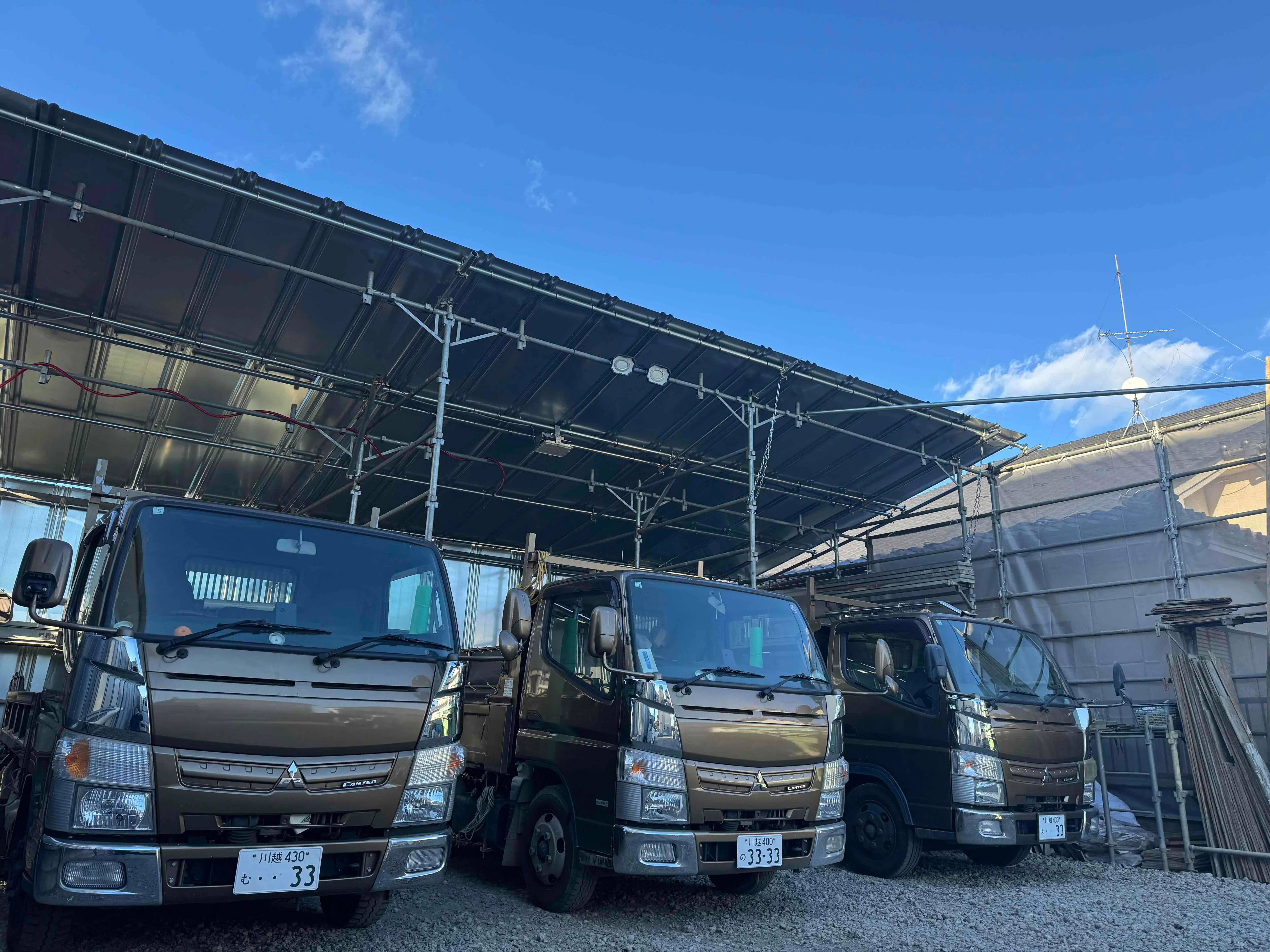 ひろか造園の作業車が並ぶ車庫